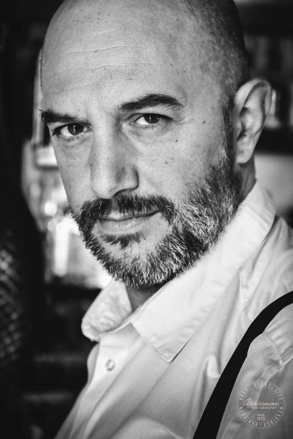 Portrait en noir et blanc d’un homme barbu.