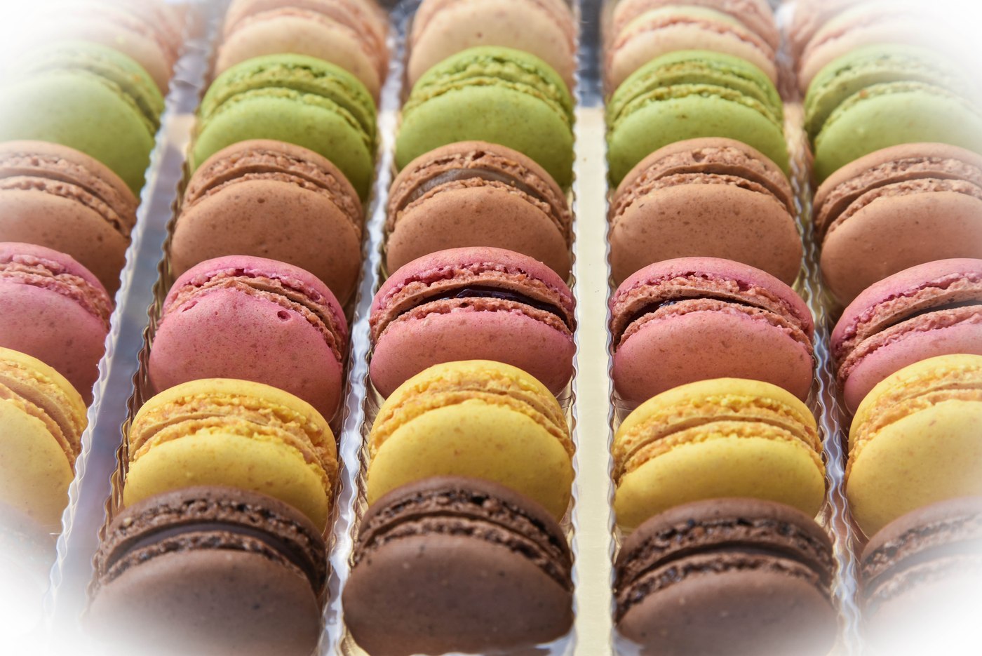 Rangées de macarons de plusieurs couleurs.