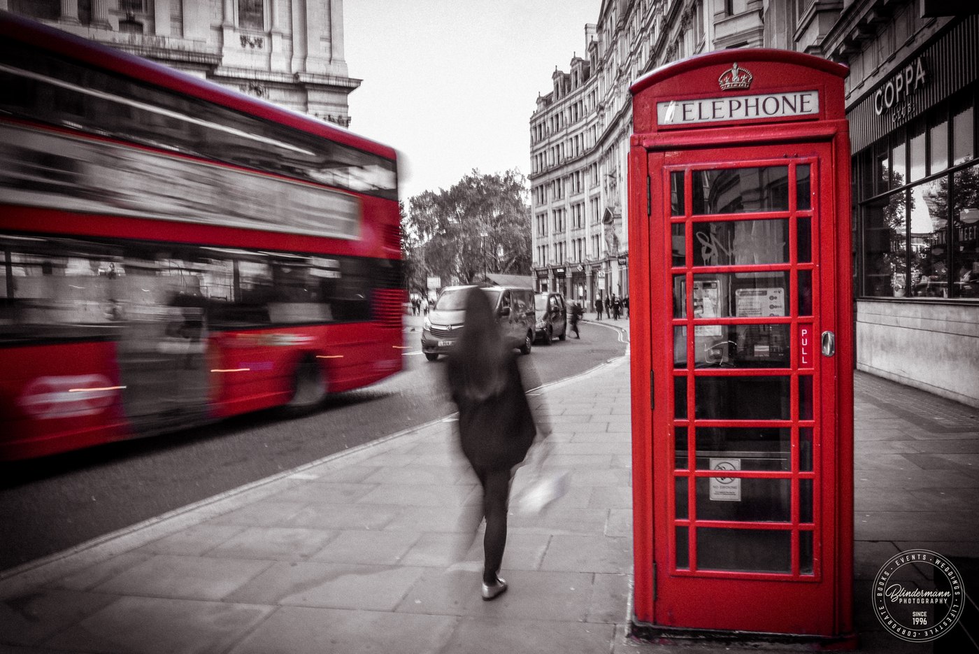 Cabine téléphonique rouge et autobus dans une rue de Londres.